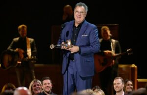 Vince Gill recebe a homenagem de Willie Nelson pelo conjunto de sua obra no CMA Awards Vince Gill recebe a homenagem de Willie Nelson pelo conjunto de sua obra no CMA Awards