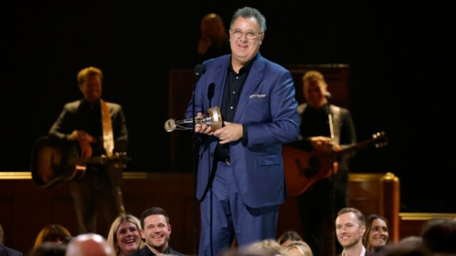 Vince Gill recebe a homenagem de Willie Nelson pelo conjunto Vince Gill recebe a homenagem de Willie Nelson pelo conjunto de sua obra no CMA Awards