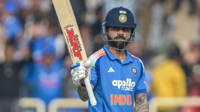 Virat Kohli marca seu 83º século no críquete internacional durante Virat Kohli marca seu 83º século no críquete internacional durante IND vs SA 1º ODI