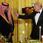 ARQUIVO - O jornalista saudita Jamal Khashoggi fala durante uma coletiva de imprensa em Manama, Bahrein, em 15 de dezembro de 2014. Uma emissora com sede em Dubai cortou partes substanciais de um episódio recente do programa de notícias satíricas