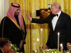 Viúva de repórter assassinado critica Trump por elogiar seus assassinos ARQUIVO - O jornalista saudita Jamal Khashoggi fala durante uma coletiva de imprensa em Manama, Bahrein, em 15 de dezembro de 2014. Uma emissora com sede em Dubai cortou partes substanciais de um episódio recente do programa de notícias satíricas