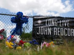 Vizinho de Jonathan Joss indiciado por assassinato por atirar no ator de ‘King of the Hill’ Vizinho de Jonathan Joss indiciado por assassinato por atirar no ator de 'King of the Hill'