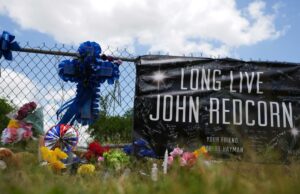 Vizinho de Jonathan Joss indiciado por assassinato por atirar no ator de ‘King of the Hill’ Vizinho de Jonathan Joss indiciado por assassinato por atirar no ator de 'King of the Hill'