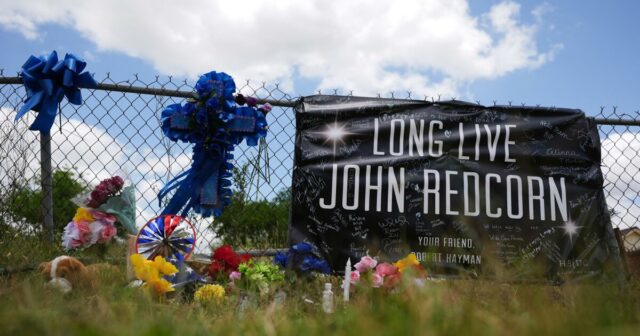 Vizinho de Jonathan Joss indiciado por assassinato por atirar no ator de 'King of the Hill'
