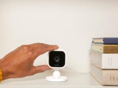 Você não pode errar com esta câmera de segurança Blink que custa apenas US $ 10 agora Pisque Mini na mesa