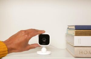 Você não pode errar com esta câmera de segurança Blink que custa apenas US $ 10 agora Pisque Mini na mesa