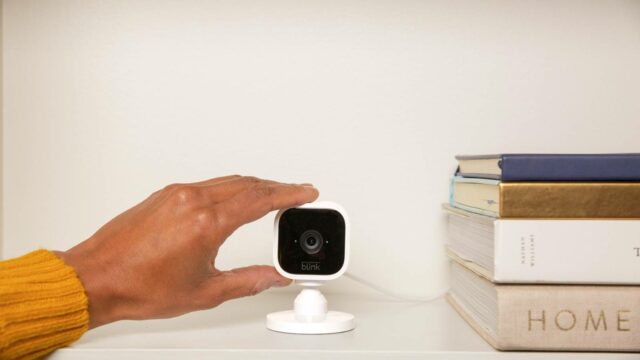 Você não pode errar com esta câmera de segurança Blink Pisque Mini na mesa
