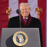 Esta imagem, contida na acusação contra o ex-presidente Donald Trump, mostra caixas de registros armazenadas em um banheiro e chuveiro no Lake Room, na propriedade de Trump em Mar-a-Lago, em Palm Beach, Flórida. Seus advogados dizem que o ex-presidente tinha o direito, de acordo com a Lei de Registros Presidenciais, de manter os documentos confidenciais com ele quando deixasse a Casa Branca e se dirigisse para a Flórida. (Departamento de Justiça via AP)