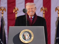 Você pode não se lembrar desses velhos golpes de Trump Esta imagem, contida na acusação contra o ex-presidente Donald Trump, mostra caixas de registros armazenadas em um banheiro e chuveiro no Lake Room, na propriedade de Trump em Mar-a-Lago, em Palm Beach, Flórida. Seus advogados dizem que o ex-presidente tinha o direito, de acordo com a Lei de Registros Presidenciais, de manter os documentos confidenciais com ele quando deixasse a Casa Branca e se dirigisse para a Flórida. (Departamento de Justiça via AP)
