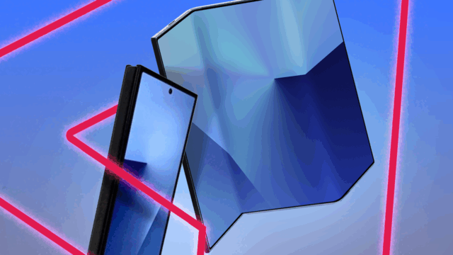 Um Galaxy Z Fold 6 ao lado de um Huawei Mate XT com três dobras