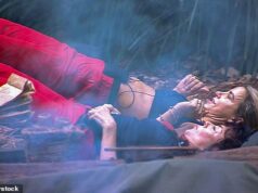 Vogue Williams, de I’m A Celebrity, mostra seu abdômen tonificado enquanto lidera o acampamento em uma rotina de exercícios na selva Eles podem estar sobrevivendo com uma dieta miserável de arroz e feijão, mas isso não impediu a Vogue Williams de encorajar o acampamento a treinar no I'm A Celebrity de domingo.