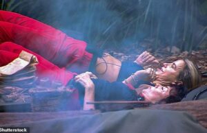 Vogue Williams, de I’m A Celebrity, mostra seu abdômen tonificado enquanto lidera o acampamento em uma rotina de exercícios na selva Eles podem estar sobrevivendo com uma dieta miserável de arroz e feijão, mas isso não impediu a Vogue Williams de encorajar o acampamento a treinar no I'm A Celebrity de domingo.