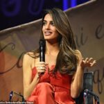Os fãs acusaram a Vogue de Facetuning Amal Clooney, na foto, em uma postagem recente na mídia social destacando sua aparição no evento Prix Suisse na Suíça
