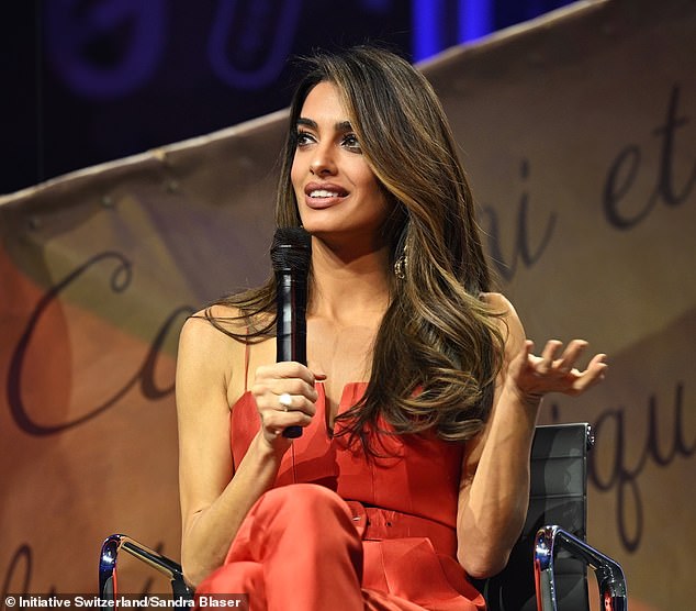Vogue acusada de Facetuning Amal Clooney: 'Achei que fosse outra Os fãs acusaram a Vogue de Facetuning Amal Clooney, na foto, em uma postagem recente na mídia social destacando sua aparição no evento Prix Suisse na Suíça