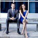 O último empreendimento de Meghan é um retorno às suas raízes. A mulher de 44 anos passou sua vida profissional como atriz, eventualmente conseguindo um papel no drama jurídico de longa duração Suits antes de desistir de sua carreira para se juntar à Família Real (Foto: Meghan Markle e Patrick J Adams em Suits)