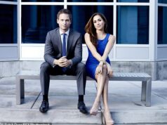 ‘Voltar a atuar nunca foi o plano de Meghan’… A Duquesa de Sussex retomou sua carreira na tela porque ela e Harry temem ficar sem dinheiro? pergunta ALISON BOSHOFF O último empreendimento de Meghan é um retorno às suas raízes. A mulher de 44 anos passou sua vida profissional como atriz, eventualmente conseguindo um papel no drama jurídico de longa duração Suits antes de desistir de sua carreira para se juntar à Família Real (Foto: Meghan Markle e Patrick J Adams em Suits)