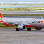 Naha, Japão - 3 de outubro de 2023: Avião Jetstar Japan Airlines Airbus A321neo no Aeroporto Okinawa Naha (OKA), no Japão.