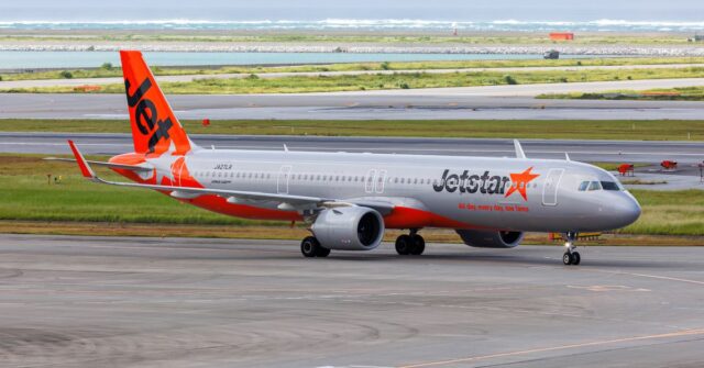 Naha, Japão - 3 de outubro de 2023: Avião Jetstar Japan Airlines Airbus A321neo no Aeroporto Okinawa Naha (OKA), no Japão.