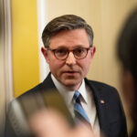 ESTADOS UNIDOS - 23 DE SETEMBRO: Um ciclista para para tirar fotos de uma estátua com o presidente Donald Trump e Jeffrey Epstein dançando, intitulada