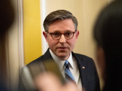 Votação de Epstein se aproxima enquanto democratas forçam a mão do presidente da Câmara ESTADOS UNIDOS - 23 DE SETEMBRO: Um ciclista para para tirar fotos de uma estátua com o presidente Donald Trump e Jeffrey Epstein dançando, intitulada