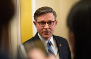 Presidente da Câmara ignora a morte iminente do legislador para proteger a maioria republicana ESTADOS UNIDOS - 23 DE SETEMBRO: Um ciclista para para tirar fotos de uma estátua com o presidente Donald Trump e Jeffrey Epstein dançando, intitulada