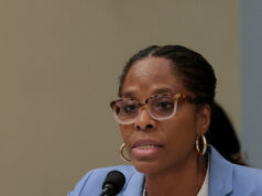 Votação para censurar a democrata Stacey Plaskett pelo fracasso do relacionamento com Epstein Votação para censurar a democrata Stacey Plaskett pelo fracasso do relacionamento com Epstein