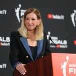 A comissária da WNBA, Cathy Engelbert, fala em uma coletiva de imprensa.