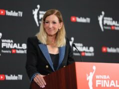 WNBA atualiza significativamente a proposta do CBA com o prazo se aproximando rapidamente A comissária da WNBA, Cathy Engelbert, fala em uma coletiva de imprensa.