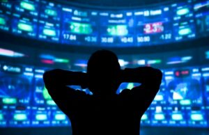 Wall Street está perdendo a fé na IA? young man standing in front of the projection reflected stock market