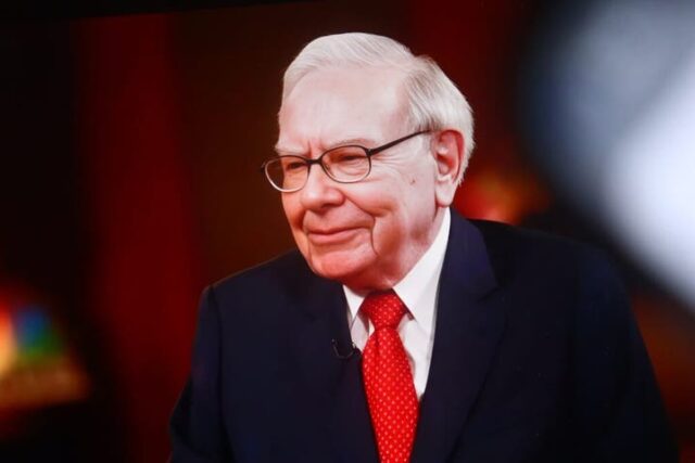Warren Buffett disse que o ouro é 'quase a última coisa' que ele gostaria de possuir - ele 'preferia muito' acres de terra, um apartamento ou doces ao metal precioso
