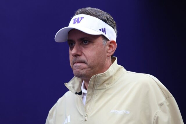 Washington HC Jedd Fisch busca saída porque a família 'não College football head coach Jedd Fisch of the Washington Huskies