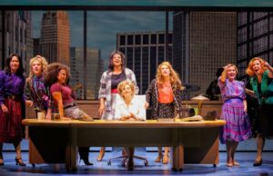 ‘Working Girl’, o musical, é uma imitação grosseira da música e do estilo dos anos 80 (e do filme original) 'Working Girl', o musical, é uma imitação grosseira da música e do estilo dos anos 80 (e do filme original)