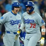 O segunda base do Los Angeles Dodgers, Miguel Rojas (72) e o jogador bidirecional Shohei Ohtani (17) comemorando após marcar na nona entrada do sétimo jogo da 2025 MLB World Series.