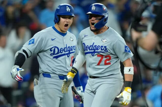O segunda base do Los Angeles Dodgers, Miguel Rojas (72) e o jogador bidirecional Shohei Ohtani (17) comemorando após marcar na nona entrada do sétimo jogo da 2025 MLB World Series.