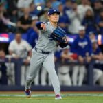 O arremessador do Los Angeles Dodgers, Yoshinobu Yamamoto (18), lança para o primeiro lugar para uma eliminação contra o segunda base do Toronto Blue Jays, Isiah Kiner-Falefa (7), na décima primeira entrada.