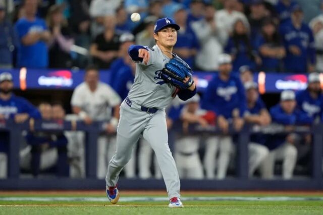 O arremessador do Los Angeles Dodgers, Yoshinobu Yamamoto (18), lança para o primeiro lugar para uma eliminação contra o segunda base do Toronto Blue Jays, Isiah Kiner-Falefa (7), na décima primeira entrada.