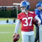 O New York Giants colocou o kicker Younghoe Koo # 37, durante o treino no centro de treinamento do New York Giants em East Rutherford, Nova Jersey.