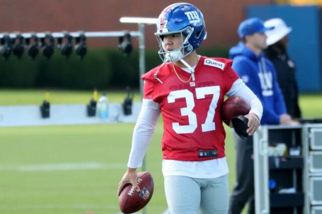 Younghoe Koo pronto para chutar para os Giants no lugar O New York Giants colocou o kicker Younghoe Koo # 37, durante o treino no centro de treinamento do New York Giants em East Rutherford, Nova Jersey.