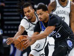 Ziaire Williams, do Nets, responde ao desafio defensivo de Jordi Fernández Ziaire Williams (à esquerda) enfrenta o guarda do Orlando, Jeff Howard, na batalha por uma bola perdida durante a derrota do Nets por 105-98 para o Magic em 14 de novembro de 2025.