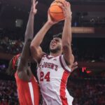 O atacante do St. John's Red Storm, Zuby Ejiofor (24), enfrenta o atacante do Alabama Crimson Tide Taylor Bol Bowen (7) no segundo tempo no Madison Square Garden