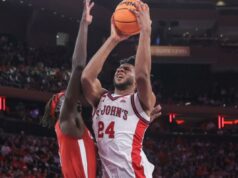 Zuby Ejiofor assume a responsabilidade pela derrota de St. John para o Alabama: ‘Tenho que melhorar’ O atacante do St. John's Red Storm, Zuby Ejiofor (24), enfrenta o atacante do Alabama Crimson Tide Taylor Bol Bowen (7) no segundo tempo no Madison Square Garden