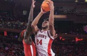 Zuby Ejiofor assume a responsabilidade pela derrota de St. John para o Alabama: ‘Tenho que melhorar’ O atacante do St. John's Red Storm, Zuby Ejiofor (24), enfrenta o atacante do Alabama Crimson Tide Taylor Bol Bowen (7) no segundo tempo no Madison Square Garden