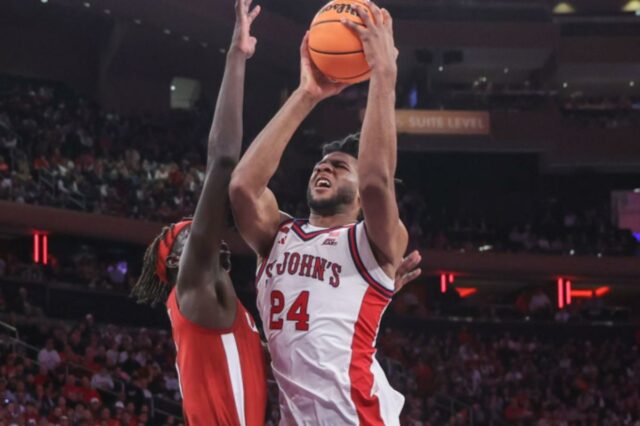 O atacante do St. John's Red Storm, Zuby Ejiofor (24), enfrenta o atacante do Alabama Crimson Tide Taylor Bol Bowen (7) no segundo tempo no Madison Square Garden