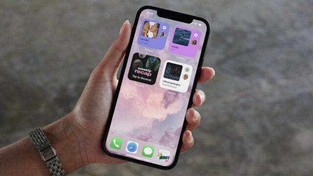 iOS 26.1 permite diminuir a transparência do vidro líquido A captura de tela exibe uma nova configuração para vidro líquido no iOS 26.1, que permite aos usuários escolher a opção transparente ou colorida.