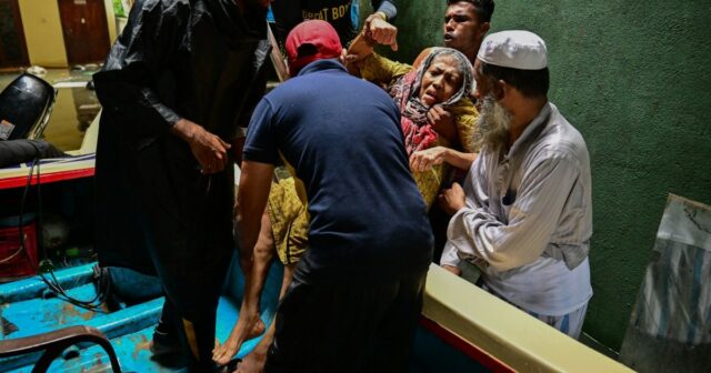 Uma vista aérea mostra casas parcialmente submersas nas águas das enchentes após fortes chuvas em Kaduwela, nos arredores de Colombo, em 29 de novembro de 2025. O Sri Lanka declarou estado de emergência em 29 de novembro e apelou por assistência internacional, já que o número de mortos devido às fortes chuvas e inundações provocadas pelo ciclone Ditwah subiu para 132, com outros 176 desaparecidos.