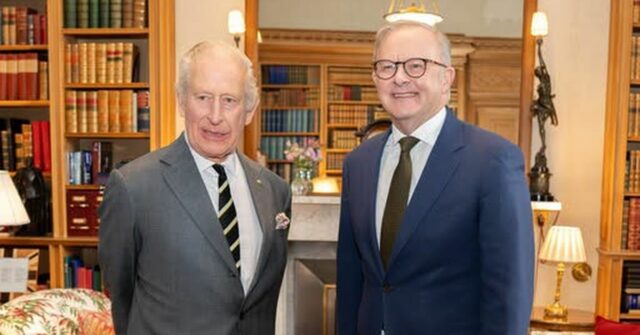 Mark Dreyfus instou o governo albanês a formar uma república e a introduzir mandatos eleitorais de quatro anos, ao mesmo tempo que elogiava os antigos governos trabalhistas por serem instigadores da mudança.