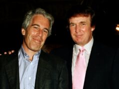 ‘Ele sabia sobre as meninas’: novos e-mails de Epstein alegam que Trump estava ciente da conduta Jeffrey Epstein e Donald Trump em Mar-a-Lago, na Flórida, em 1997.
