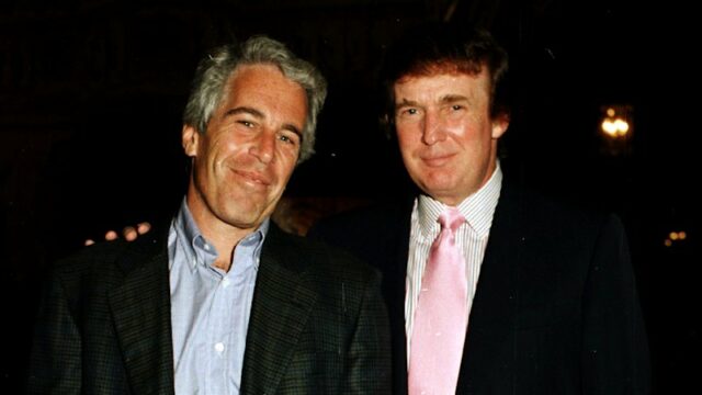 Jeffrey Epstein e Donald Trump em Mar-a-Lago, na Flórida, em 1997.