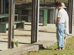 ‘Eu esfaqueei outro menino’: adolescente acusado de esfaqueamento fatal para ficar atrás das grades Duas pessoas deixando flores em um parque onde um adolescente teria sido esfaqueado mortalmente.