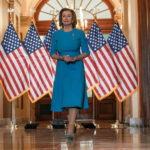 ARQUIVO - A presidente da Câmara, Nancy Pelosi, da Califórnia, rasga sua cópia do discurso do presidente Donald Trump sobre o Estado da União depois que ele o entregou em uma sessão conjunta do Congresso no Capitólio, em Washington, em 4 de fevereiro de 2020, enquanto o vice-presidente Mike Pence está à esquerda. (Foto AP / Susan Walsh, Arquivo)